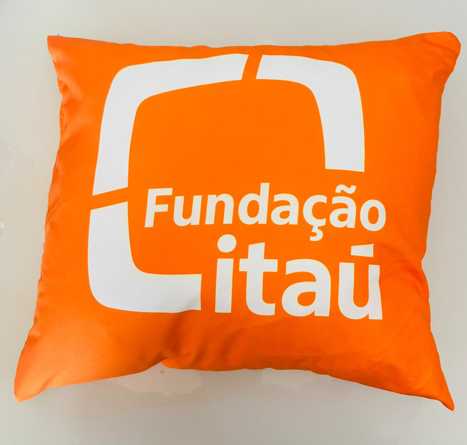 Almofada laranja da Fundação Itaú