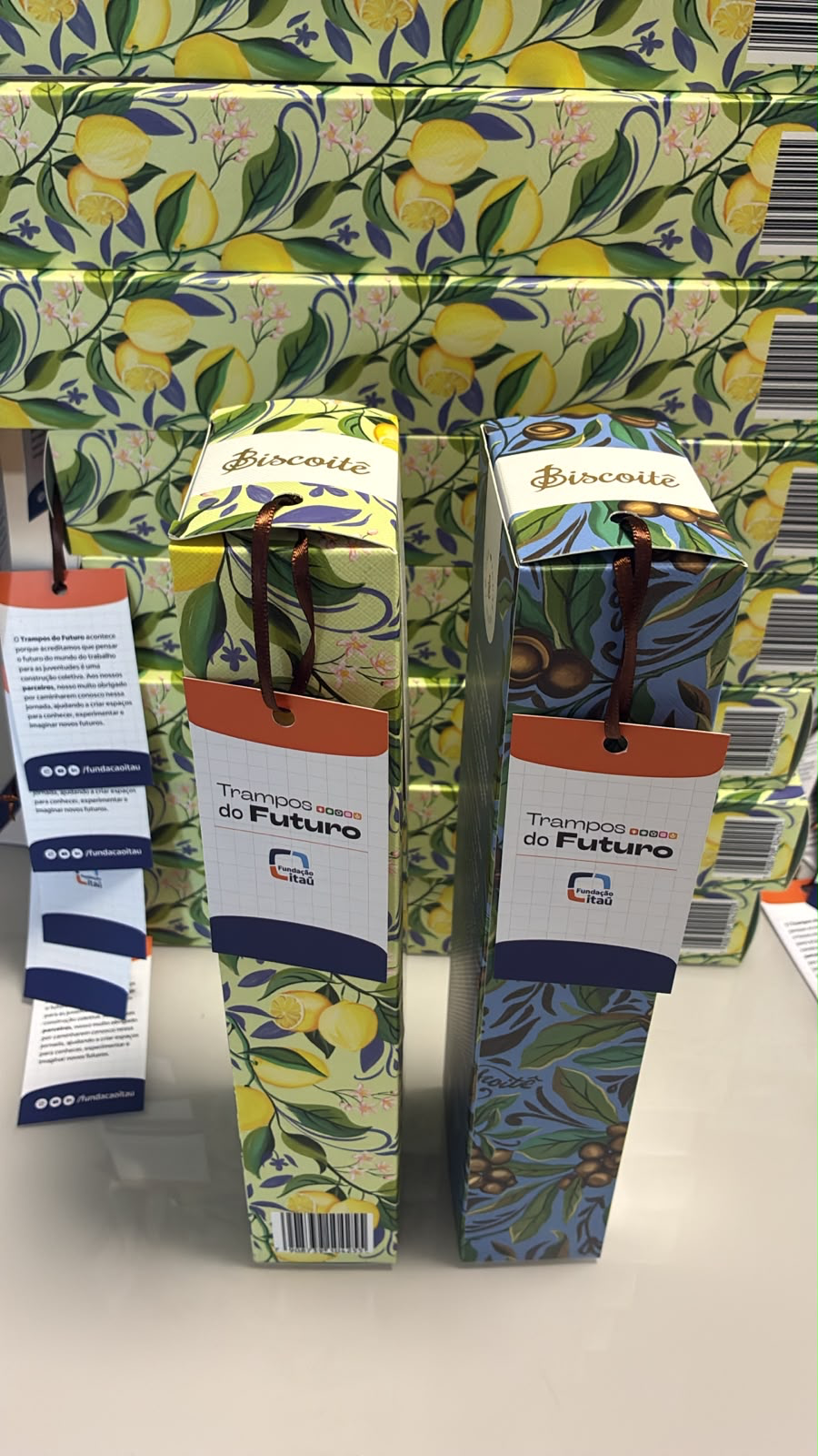 Presentes Biscoitê com tags da campanha Trampos do Futuro
